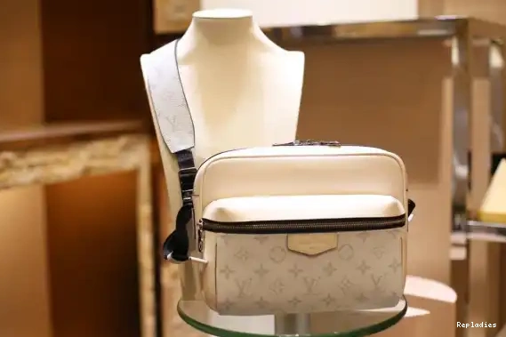 Cheap Vuitton Louis Messenger 0610